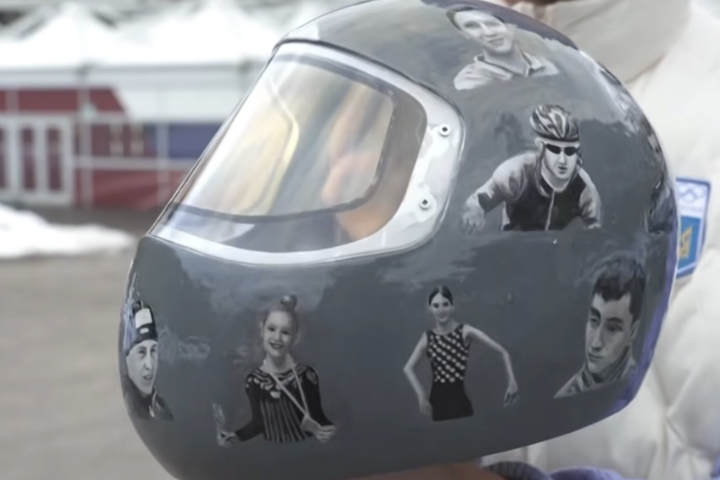 赫拉斯凱維奇堅持佩戴印有戰亡運動員「紀念」頭盔。圖/翻攝自ABS-CBN News YouTube頻道（https://www.youtube.com/watch?v=lSED5Rvfjac）