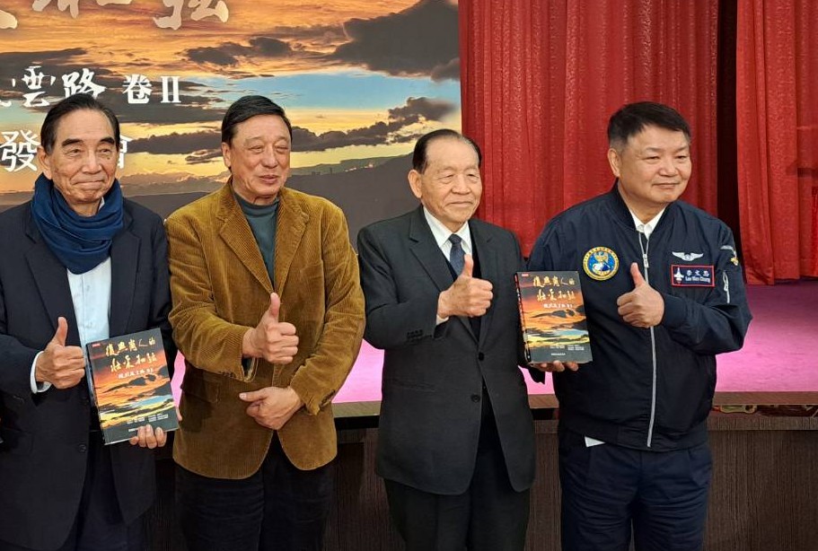 前國安局上校李天鐸（左二）稱讚前國防院執行長李文忠（右一）：理性、超黨派、做實事。圖/記者宋秉忠攝