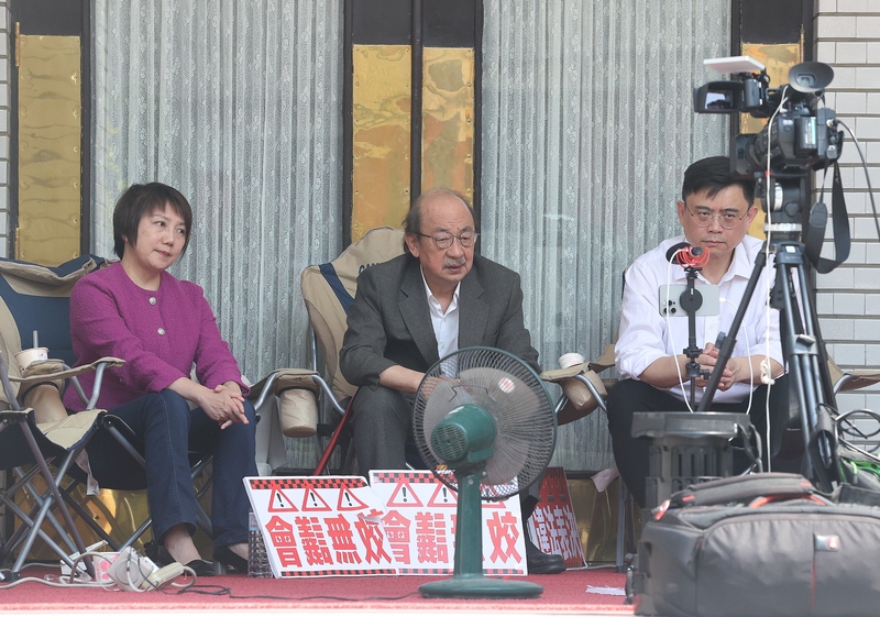 對於立委王世堅抱怨甲動過於頻繁且每小時點名一事，總召柯建銘（中）喊話「拜託要團結」。圖／中央社