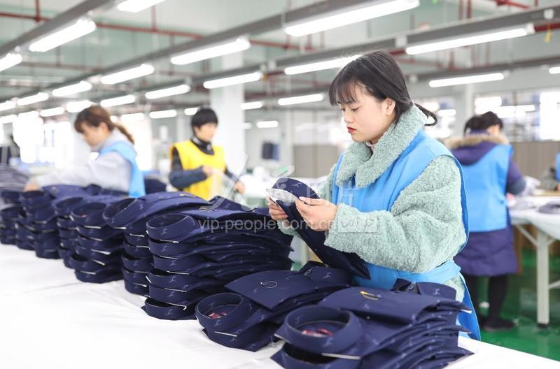 川普上台後如對中國製造業徵收50%以上關稅，摩根士丹利認為，出口的意義就沒了。圖為貴州服飾業2023年底趕著出口訂單。圖／取自人民網