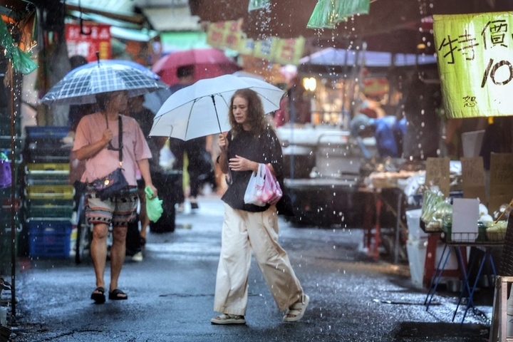 樺加沙遠離環境水氣仍多　花東需防局部豪雨或大雨