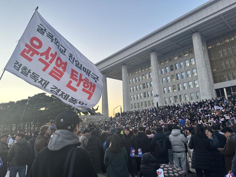 韓國最大在野黨共同民主黨4日下午發起集會，呼籲民眾參與國會大樓重現燭光集會，抗議總統尹錫悅宣布戒嚴。圖/中央社