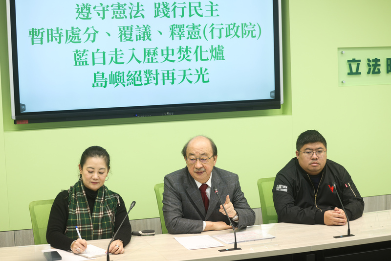 民進黨團封殺大法官提名中的劉靜怡，事後黨團由總召柯建銘（中）出來解釋。圖／中央社