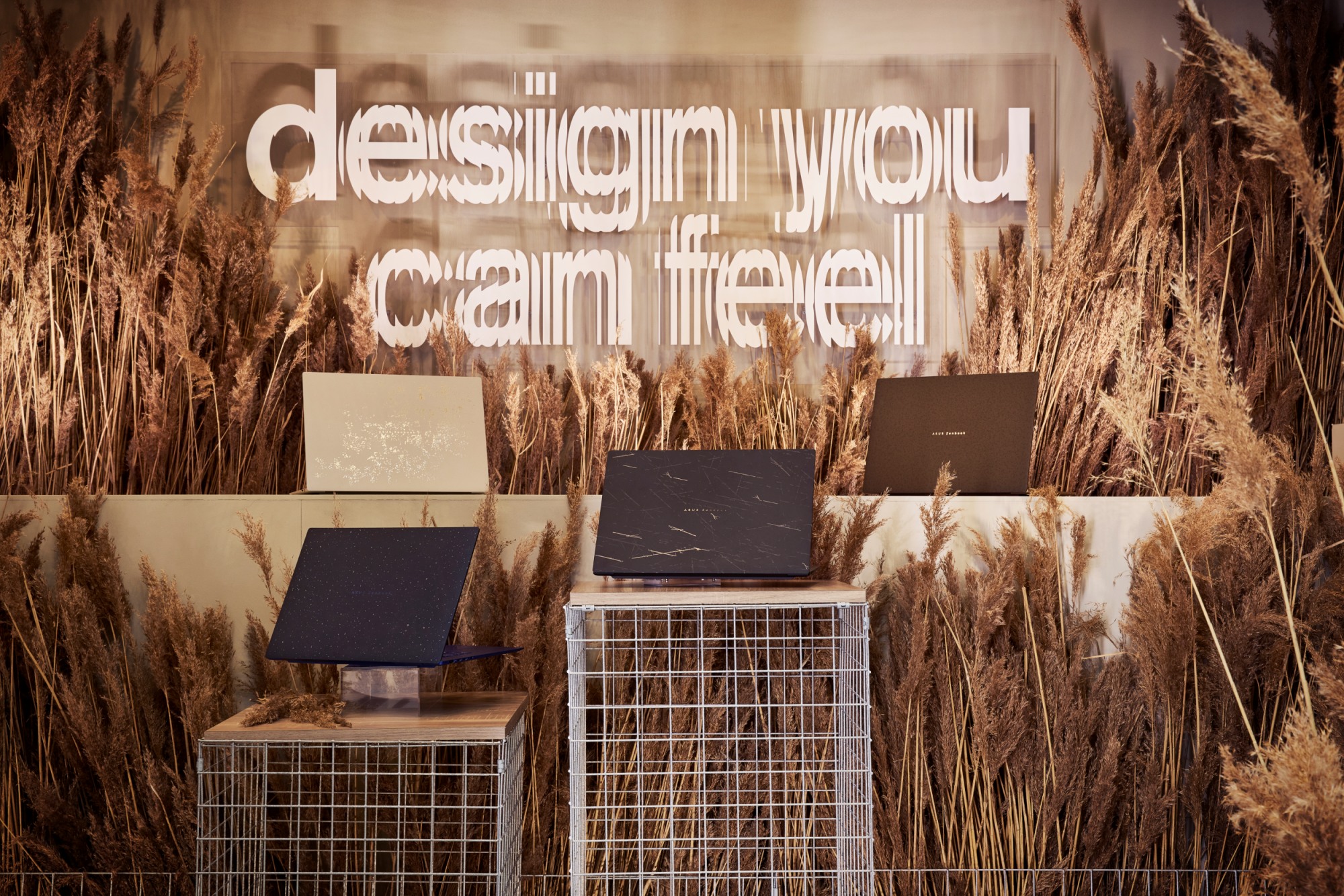 全新ASUS Zenbook Signature Edition系列筆電以獨特自然地景為靈感，打造曜石黑、棉花堡白、大地摩卡和璀璨水藍等四款獨特飾面。圖/華碩提供