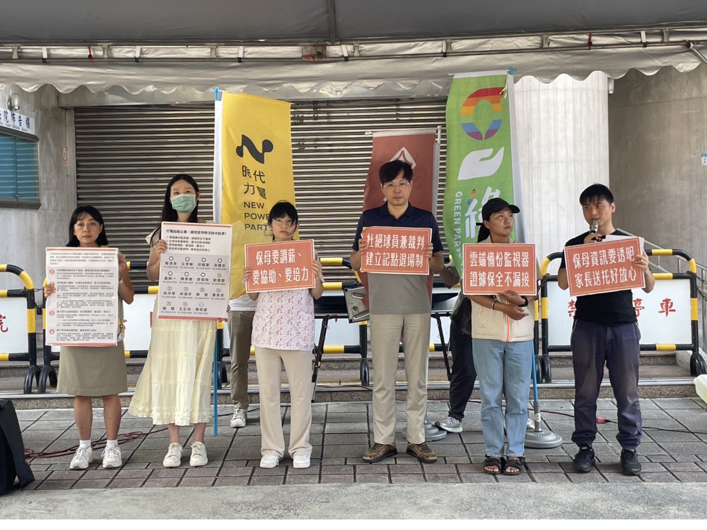 時代力量黨主席王婉諭偕同台灣基進、台灣綠黨、小民參政歐巴桑聯盟以及兒虐家屬庭庭媽於群賢樓前召開「別讓孩子繼續犧牲，兒托法要來真的」記者會。圖/記者梁鴻欣攝