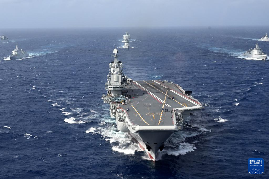 解放軍今年10月在「聯合利劍-2024B」軍演中派出「遼寧號」航母（圖）。圖/取自新華社