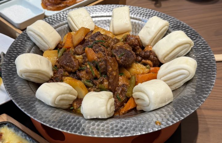 肉塊夾饅頭,如此搭配怎不能讓人食指大動。圖/記者楊俊斌攝