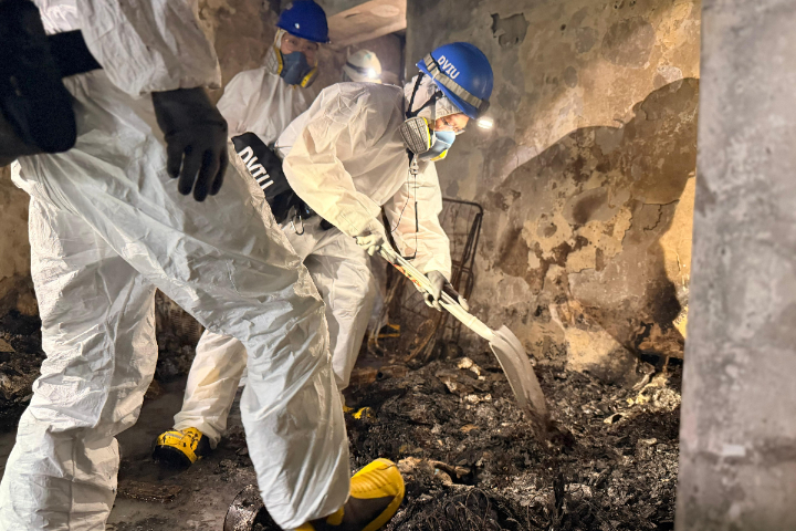 警方人員持續在宏福苑各座大樓內搜尋失聯者並辨認遺骸，不少遺骸已化成灰。圖/取自香港警務處