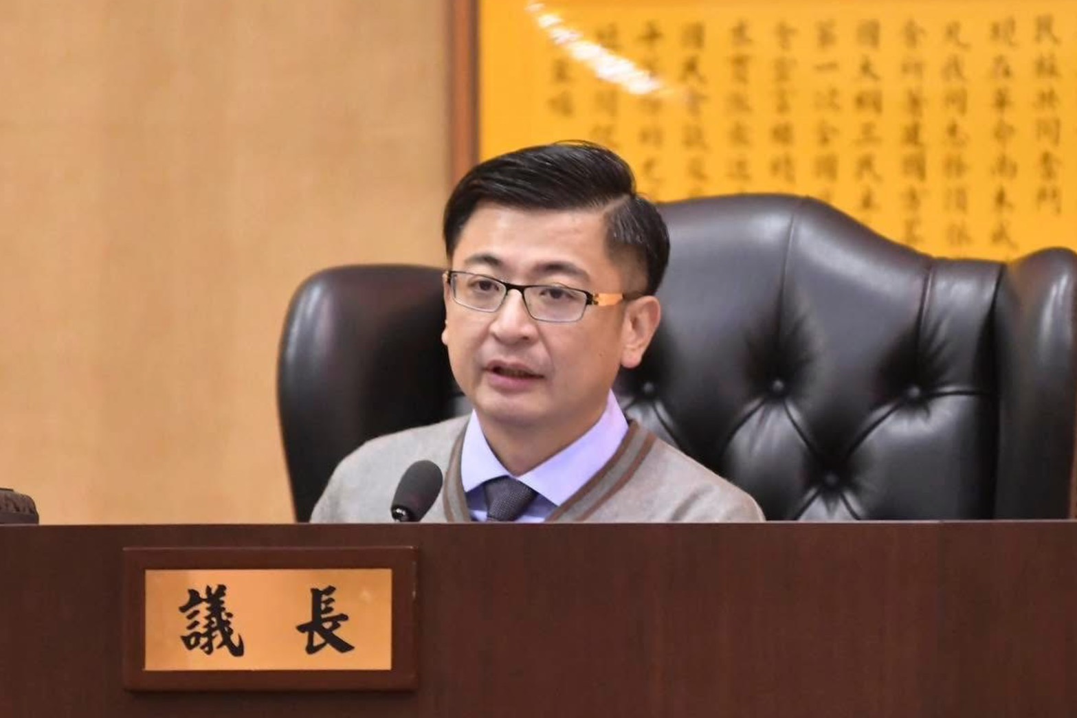 為避免彰化縣議長及議長寶座接落在同一家族，引發觀感不佳，謝家向媒體表示「縣長議長只會二選一」，但現任議長謝典霖卻強調他要爭取連任議長。圖/取自謝典霖臉書