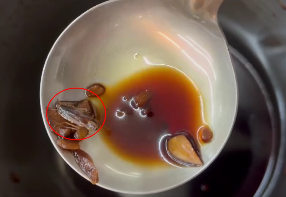 有民眾在高雄楠梓區連鎖豆漿店的醬油桶撈出小強，衛生局派員前往稽查後，在店家環境發現多項衛生缺失。圖/取自爆料公社二社