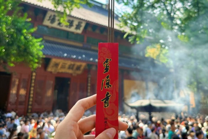 靈隱寺「百萬廠商」集體祈福爆紅　不景氣下掀求財潮