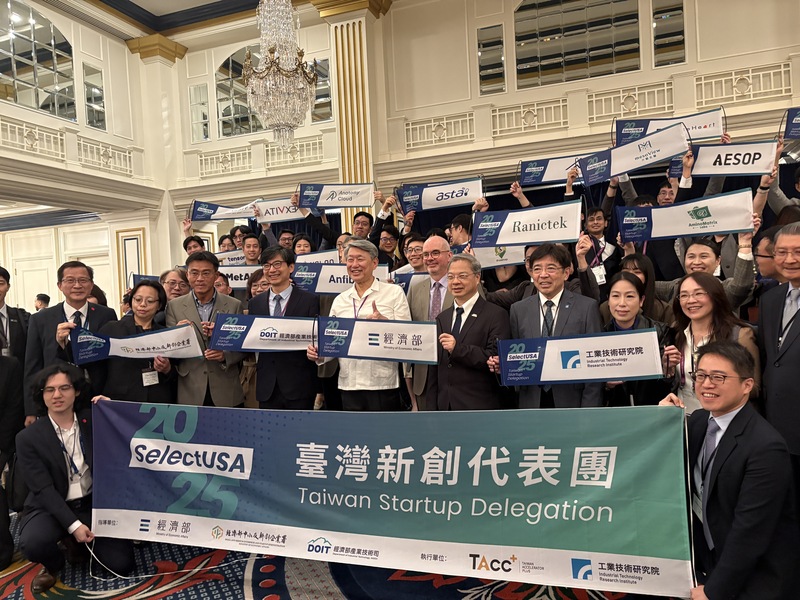 2025年「選擇美國投資高峰會」11日至14日在美國馬里蘭州登場，駐美國代表處11日舉行台灣代表團歡迎酒會。圖為台灣新創代表團合影。圖／中央社