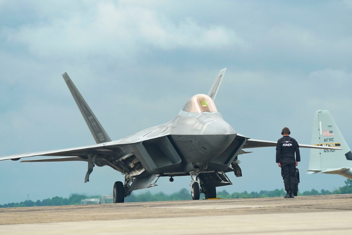 川普：評估打造全新F-55戰機 同步規劃F-22升級版