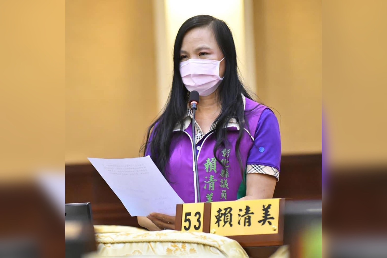 彰化縣議員賴清美停警用停車格遭阻，為此致電縣警局公關科，遭民眾怒批耍官威。圖／取自賴清美臉書
