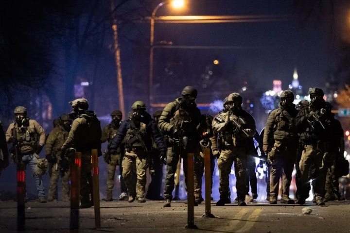 明尼亞波利斯反ICE衝突延燒　川普威脅動用《反叛亂法》鎮壓