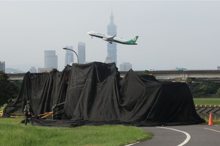 漢光42號實兵演習第8天,愛國者飛彈車12日上午機動移防至台北市河濱進駐戰術位置,官兵將黑布覆蓋車體進行偽裝,遮蔽原本明顯的車體輪廓。圖/中央社