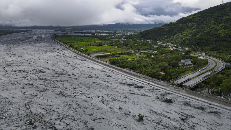  花蓮縣馬太鞍溪堰塞湖溢堤，大量洪水沖斷馬太鞍溪橋，圖為馬太鞍溪橋光復鄉端24日上午現況。圖／中央社
