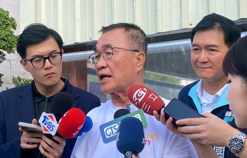 針對選戰賭盤傳蘇巧慧贏3萬票,李四川說,昨天媒體問他面相,今天又問賭盤,接下來可能還會問民調。圖/中央社