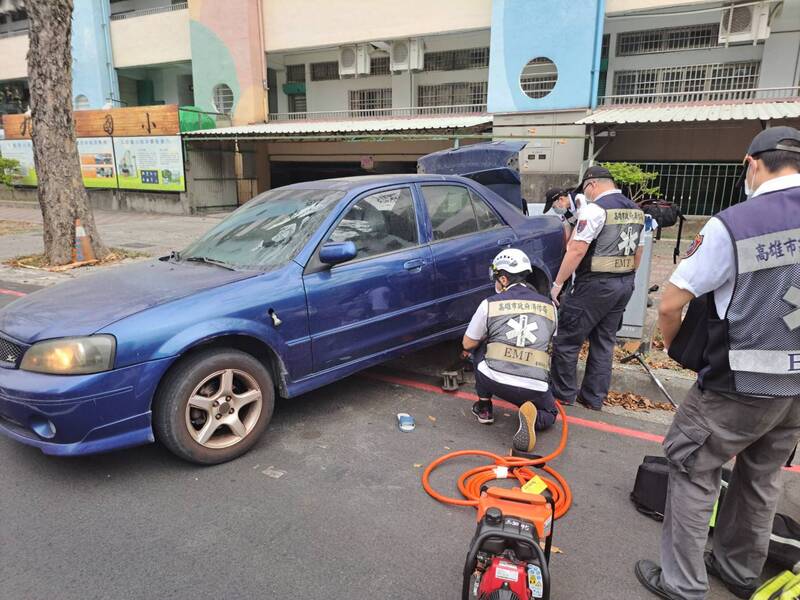 小客車失控倒退，撞向人行道上的8旬男子。圖/中央社