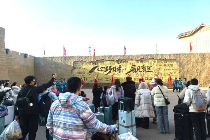 研學團透過文物展示與導覽解說，了解西夏文化及寧夏多民族交流融合的歷史背景。圖/讀者提供