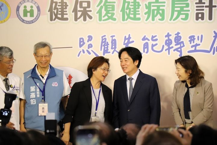 出席衛福部記者會　賴清德口誤叫錯名字　彰縣長王惠美緩頰