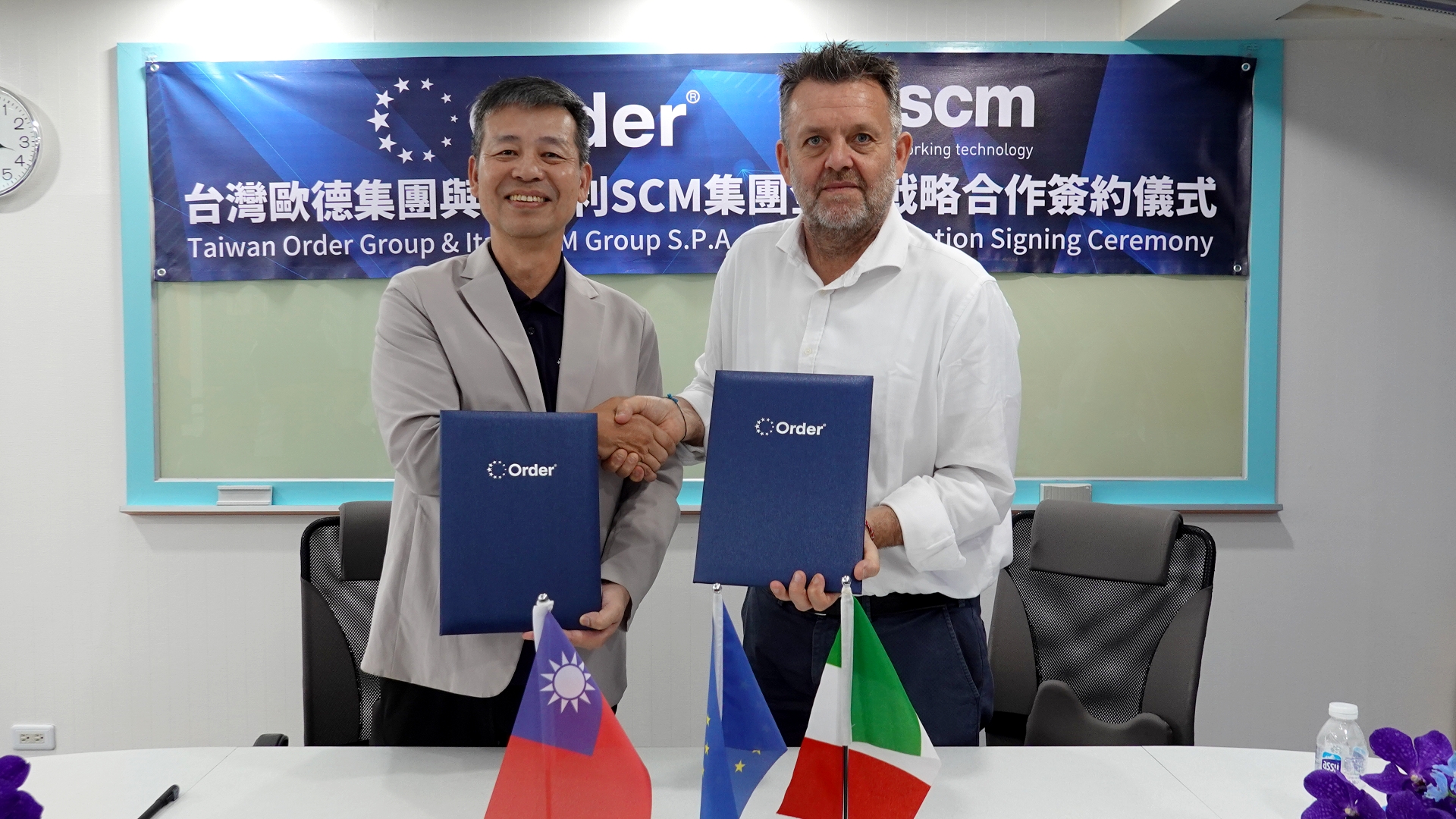 歐德集團董事長陳國都(左)與義大利 SCM Group 亞洲區代表 Mr. Francesco Grazian(右) 簽署合約，斥資1.2億購置「智慧化無人機木工生產線。」