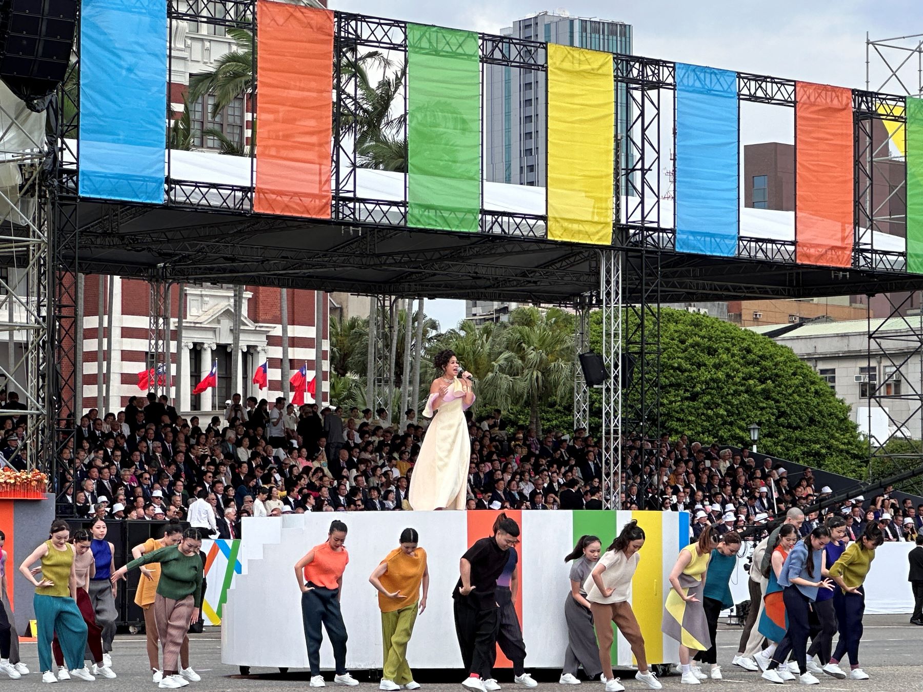 520總統就職典禮，原住民歌手以莉．高露登台演唱多首經典歌曲人。圖/陳思豪攝