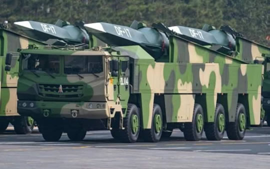 大陸東風-17極音速彈道飛彈，只需6至8分鐘就能飛抵台灣，軍事實力遠超過伊朗。圖/新華社