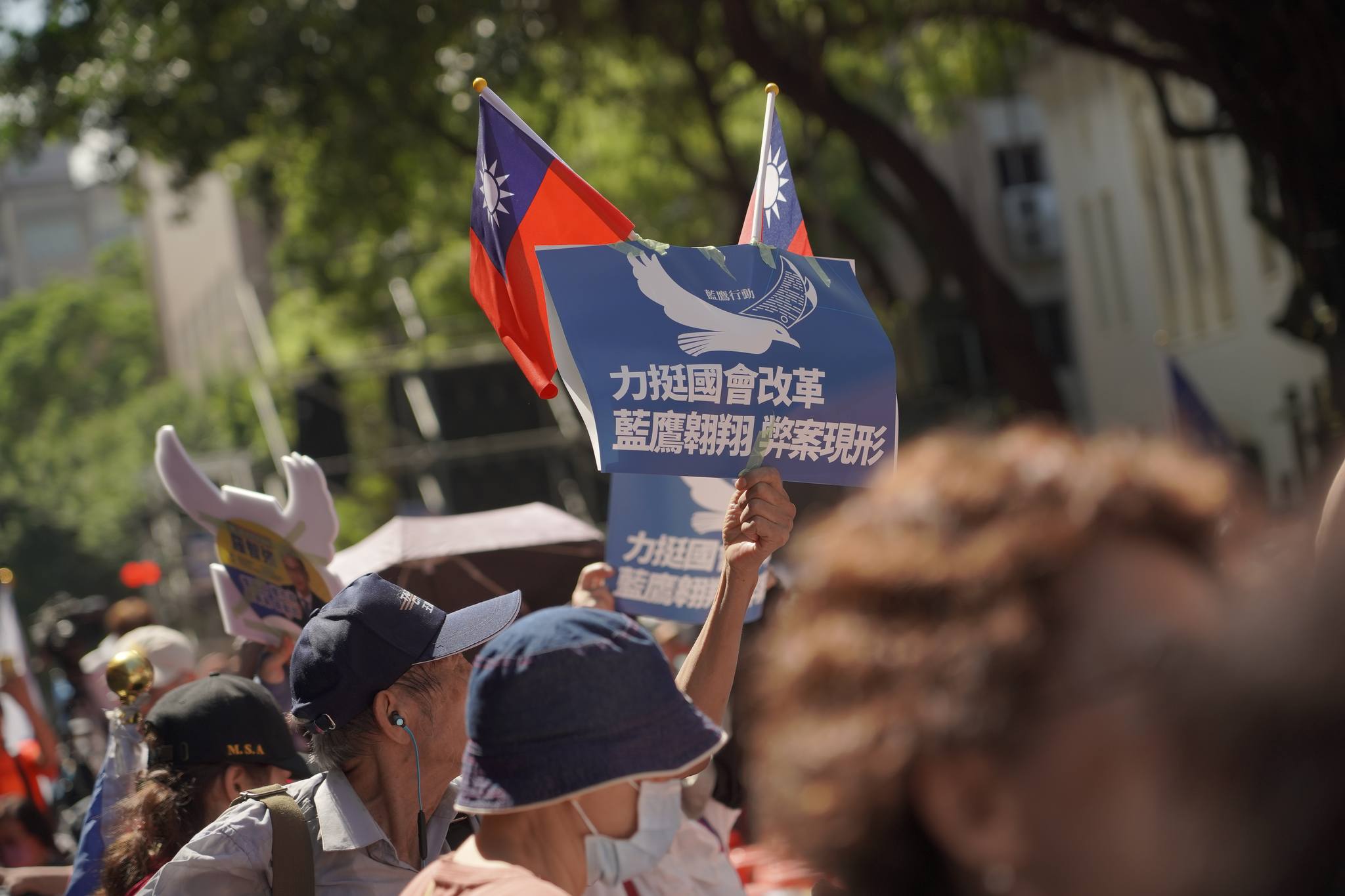 國會改革法案引發藍綠大對決，但是民眾黨卻主動拒絕參與國民黨的藍鷹行動。圖/取自林金結臉書