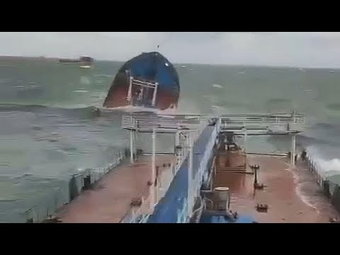 俄羅斯油輪「Volgoneft-212」號在暴風雨中斷裂、擱淺，其13名船員中有1人遇難。翻攝自euronews YouTube頻道