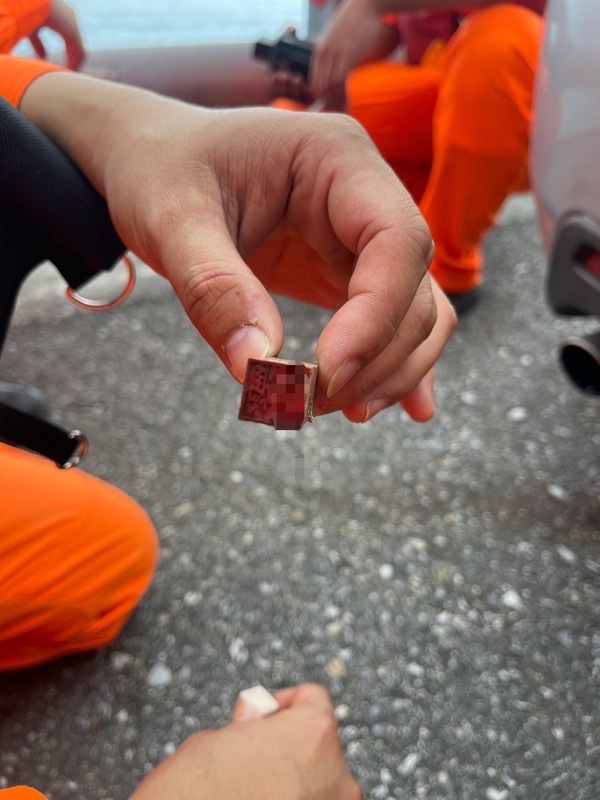警消人員在死者身上搜出了「馮」姓私章。圖/中央社