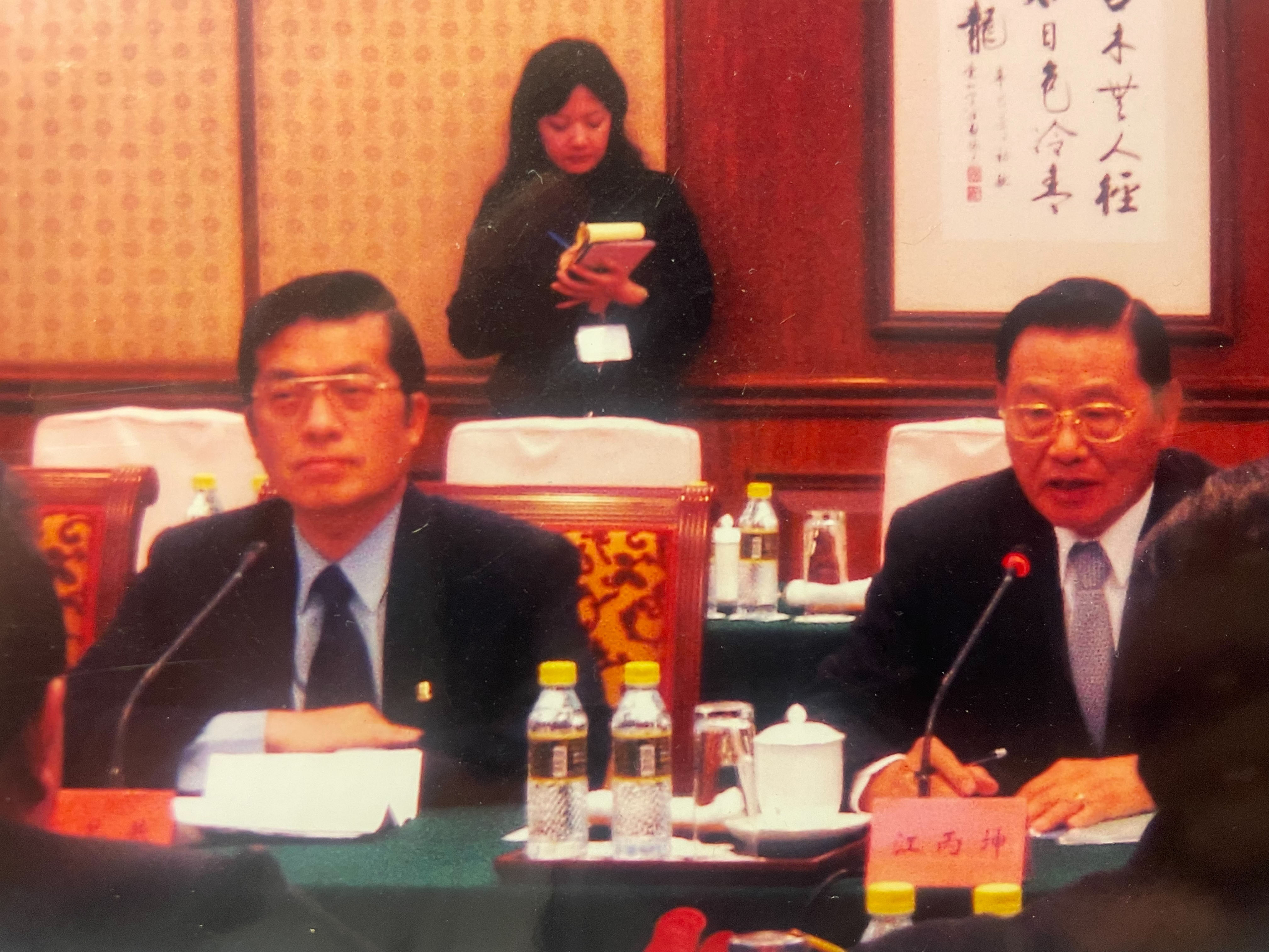 作者（左）與國民黨副主席江炳坤（右）。圖/作者提供