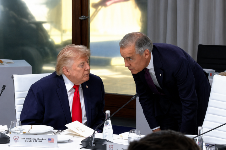 G7峰會麥克風意外收音：加拿大總理卡尼俯身與川普私聊中國電動車