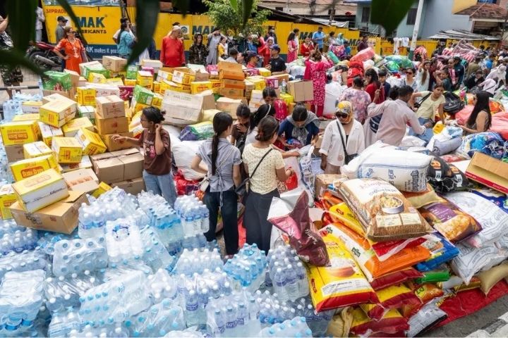 8月28日,在尼泊爾加德滿都,志工向災區運送食品、衣物、飲用水、藥品和毛毯等救災物資。圖/取自新華社