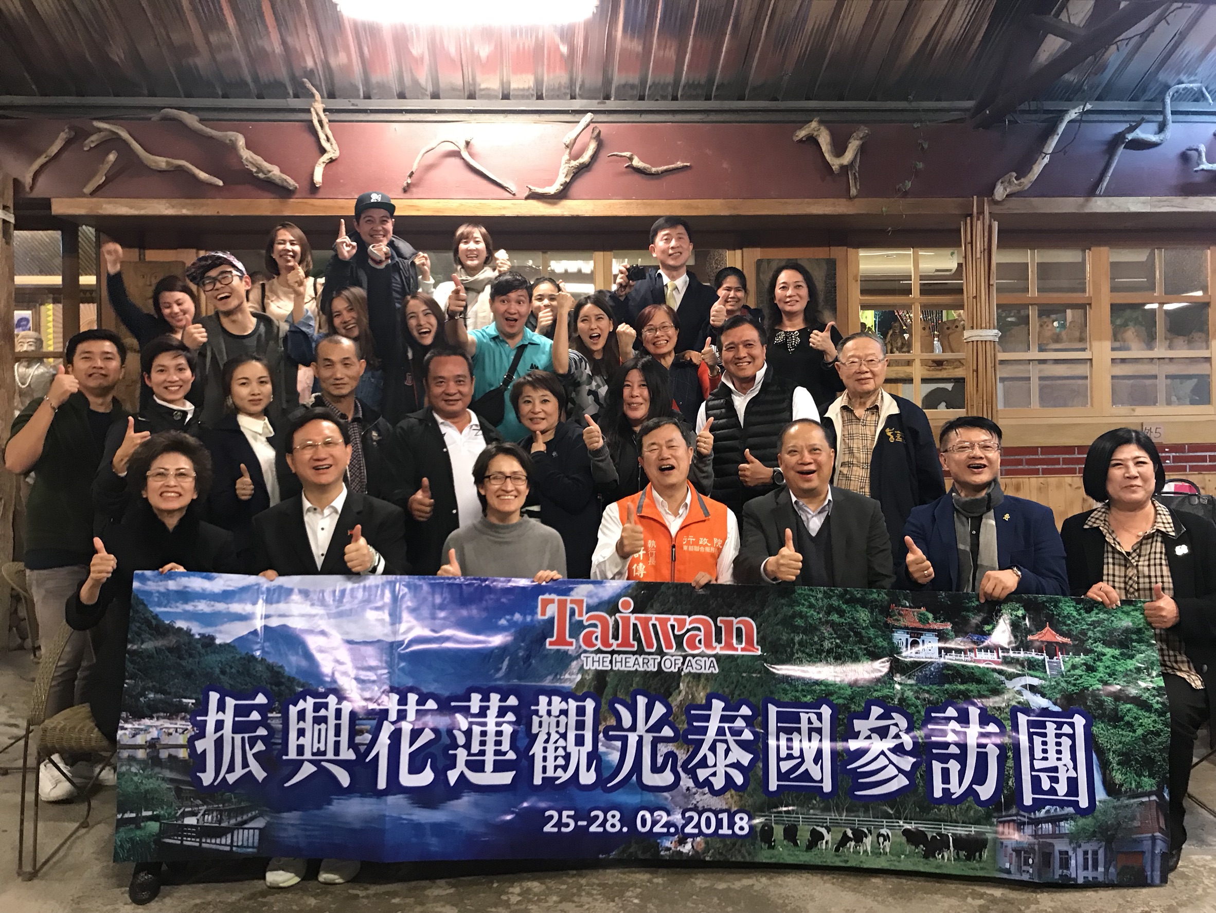 2018年2月花蓮地震後，時任駐泰國代表童振源（前左二）組織泰國台商參訪花蓮，時任花蓮立委蕭美琴（前左三）也參與。圖/取自童振源臉書
