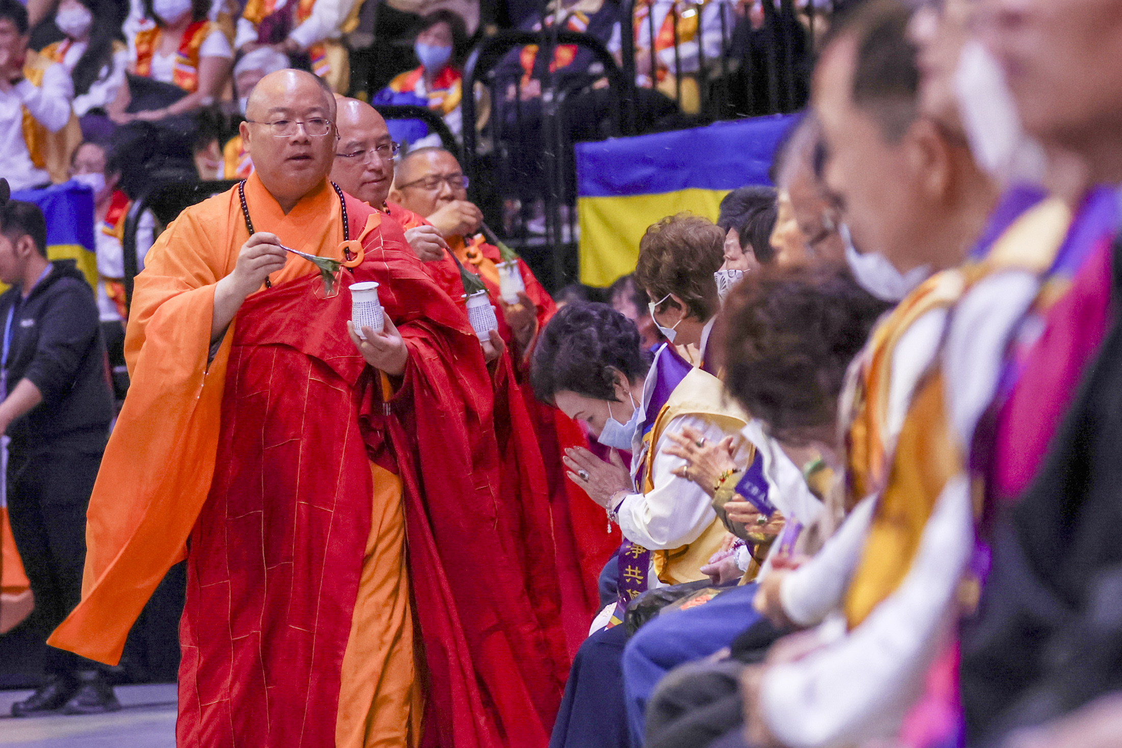 為了祈願社會祥和與世界和平，國際佛光會定於3月7、8日連續兩天，在台北小巨蛋擴大舉辦兩場「禪淨共修獻燈祈福法會」，號召全球大眾共同參與。圖為和尚灑淨。圖/國際佛光會中華總會提供