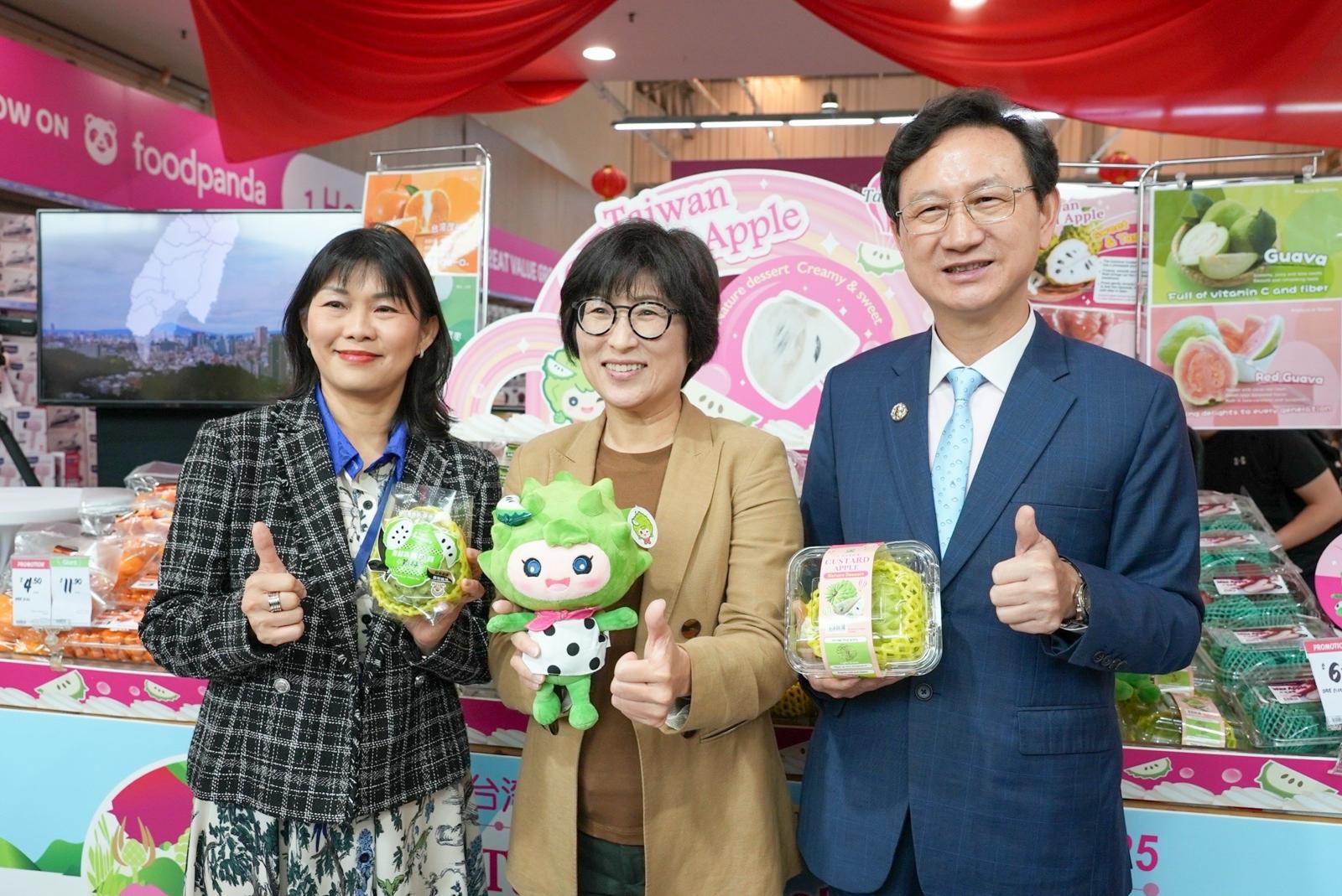 台灣駐新加坡代表童振源(右)協助台東縣長饒慶鈴(中)到新加坡行銷鳳梨釋迦。童振源臉書