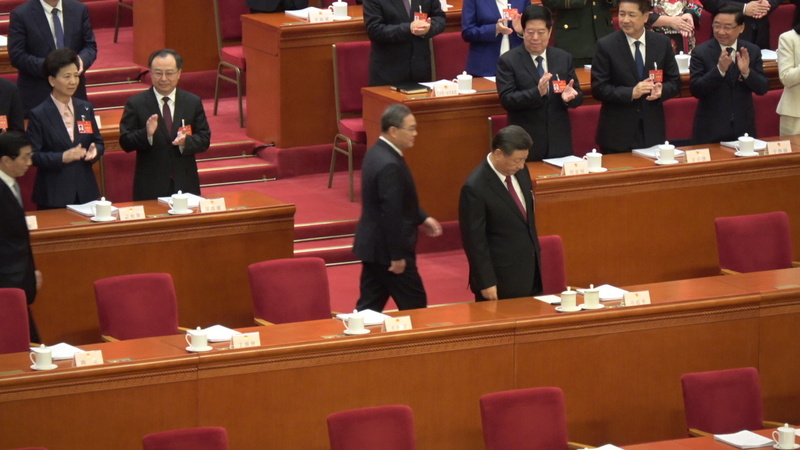 中共人大、政協「兩會」5日開幕，圖為人大開幕當天，總理李強（中後）走過習近平後面準備就座。圖／中央社