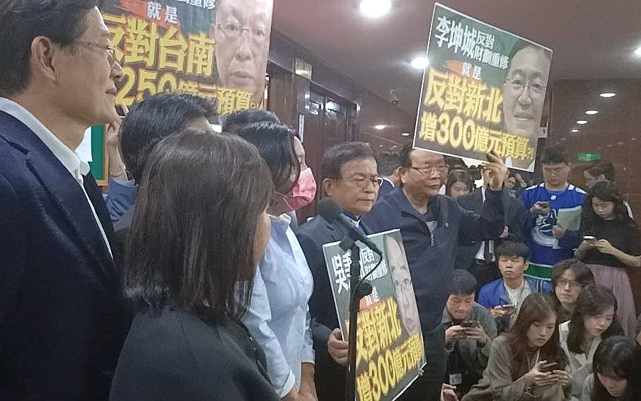 立法院財委會上周修正通過財劃法，已經送出委員會，13日確認上周議事錄，國民黨財委會全體委員隨即發表簡短談話。圖／記者簡立欣攝