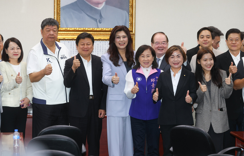 鄭麗文行前於中央黨部舉行中外記者會，與眾藍委、中常委等人合影留念。圖/中央社