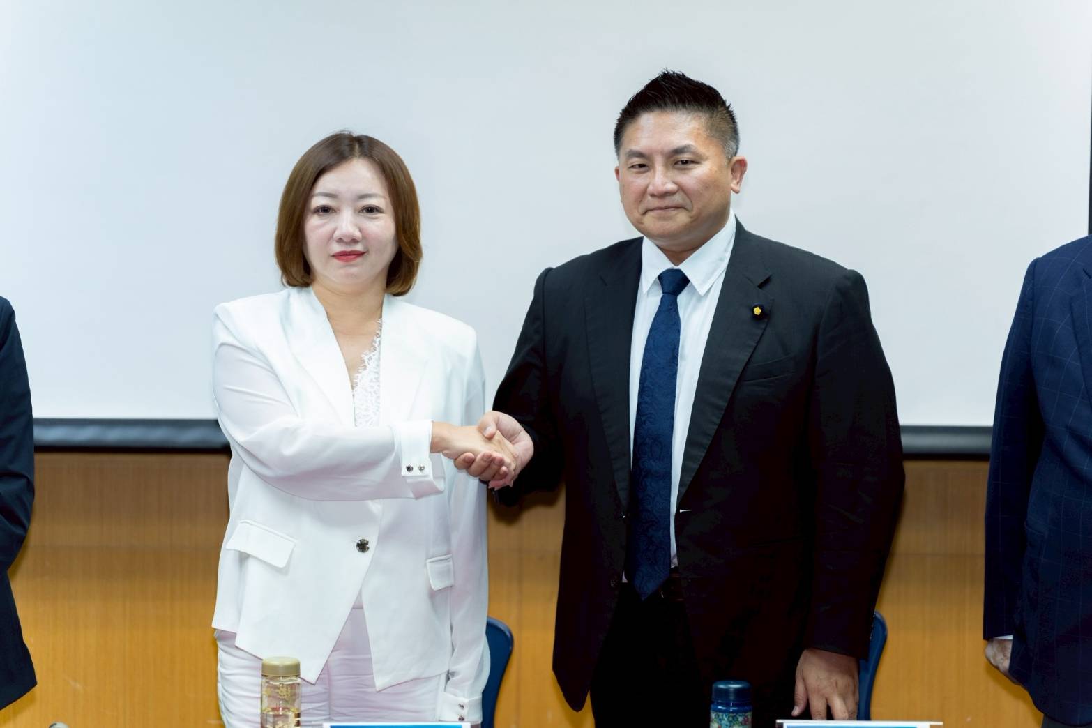 民眾黨前立委陳琬惠（左）4日在民調公布記者會強調她會全力支持國民黨的吳宗憲（右）當選宜蘭縣長。圖/民眾黨提供