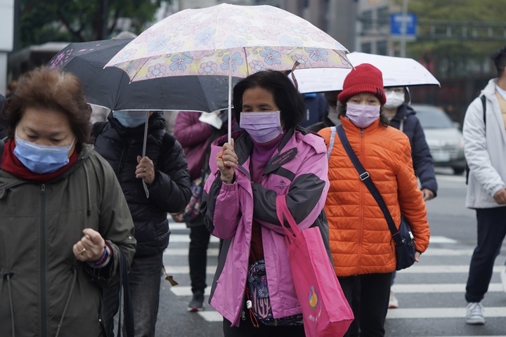 寒流威力減弱氮水氣仍高，體感溫度偏冷。圖/取自中央社