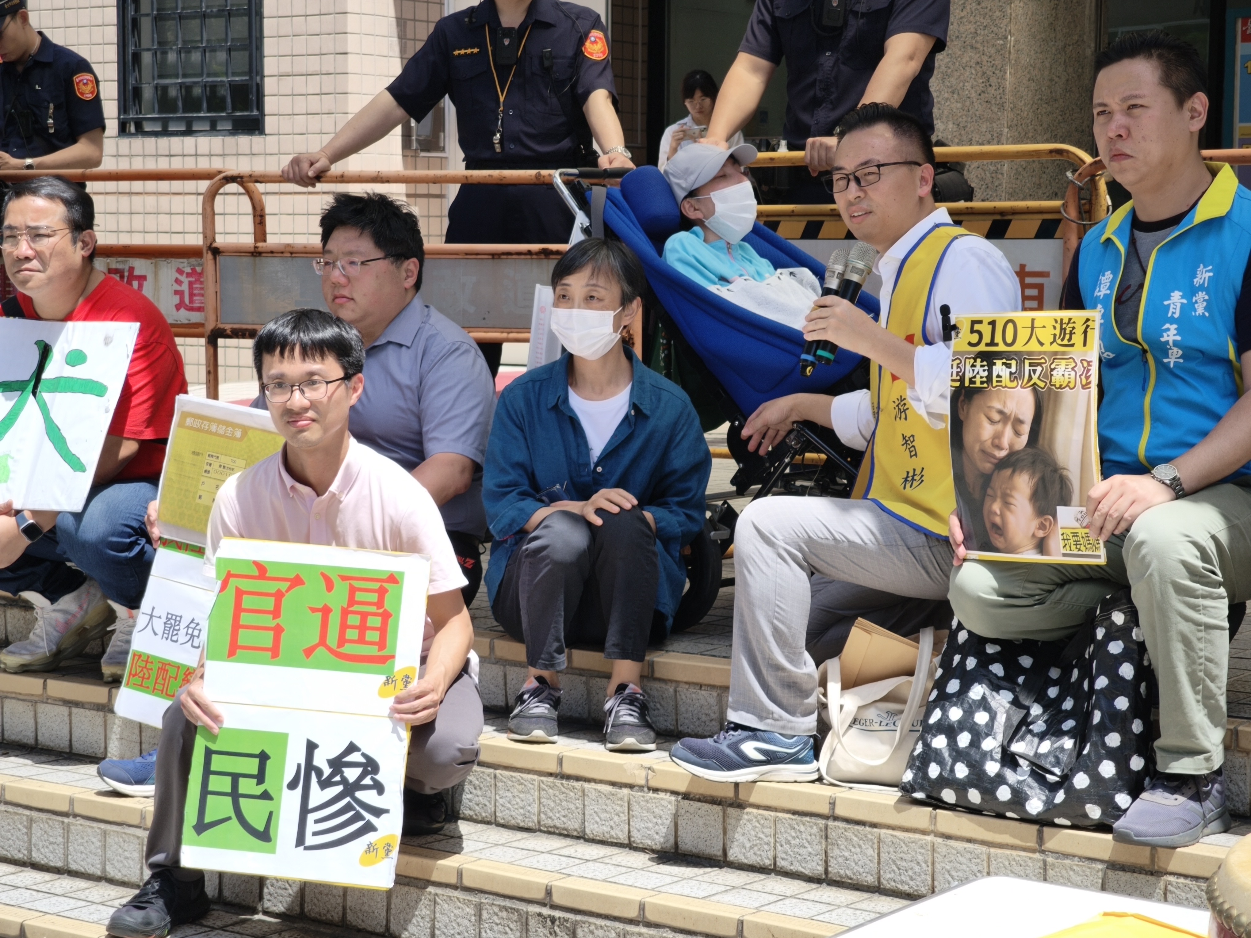 新黨16日在內政部移民署前召開「移民署官逼民慘，追殺漸凍兒媽媽陸配」記者會。圖/新黨提供