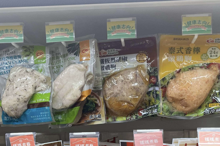 營養師指出,超商都賣的真空包裝即食雞胸肉,需加熱再吃才安全。圖為超商販售的雞胸肉。讀者提供