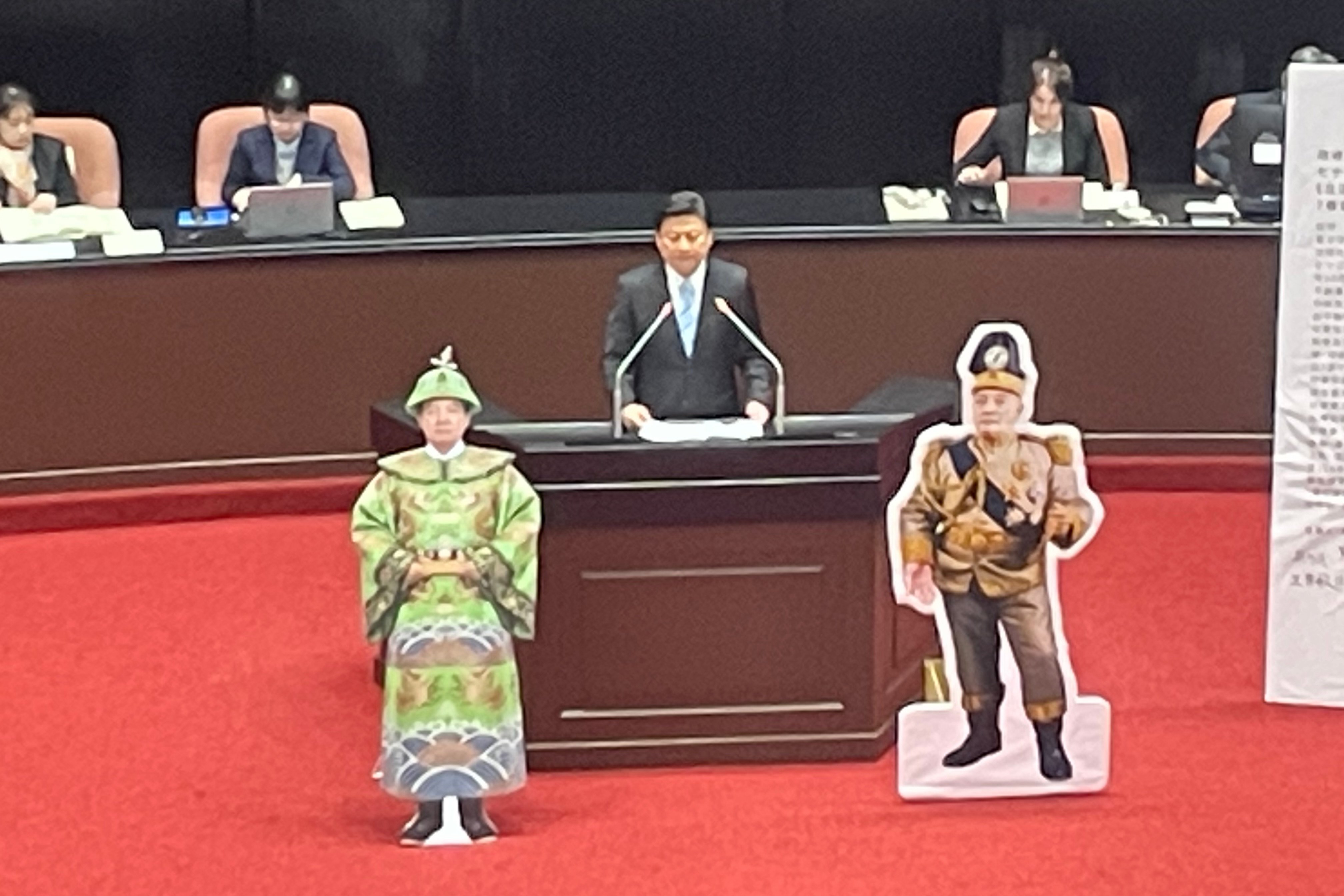 左為國民黨準備的「清德宗」紙板、右為民眾黨準備的「賴世凱」紙板，用以諷刺總統賴清德拒絕赴全院委員會說明。圖/記者洪子苓攝