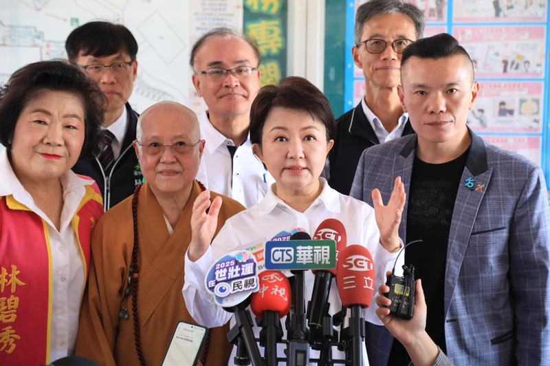 新北檢偵辦幽靈連署案，16日將國民黨板橋區黨部主任謝慶認等6人聲押禁見。台中市長盧秀燕（前右2）16日受訪表示，罷免連署的發起人，並沒有查核身分的權力，如果重辦罷免的連署人，「我覺得打壓民主」。 （台中市府提供）圖／中央社