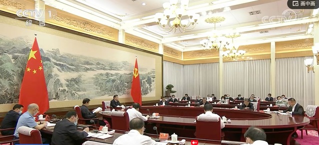 張維為（右1）在中共中央政治局會議上，當著習近平（圓桌左中）面前發言。圖／取自復旦大學中國研究院官網