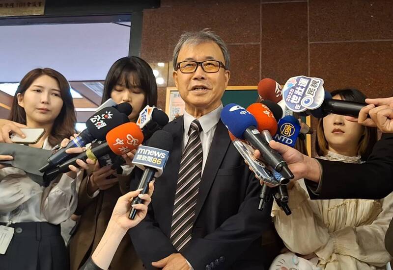 針對大學生在校園設立罷免攤位，教育部長鄭英耀（中）14日在立法院接受媒體聯訪表示，校園民主和言論自由是台灣高教的重要資產，屬於學生的言論自由和公民活動，應該給予尊重。圖/中央社 