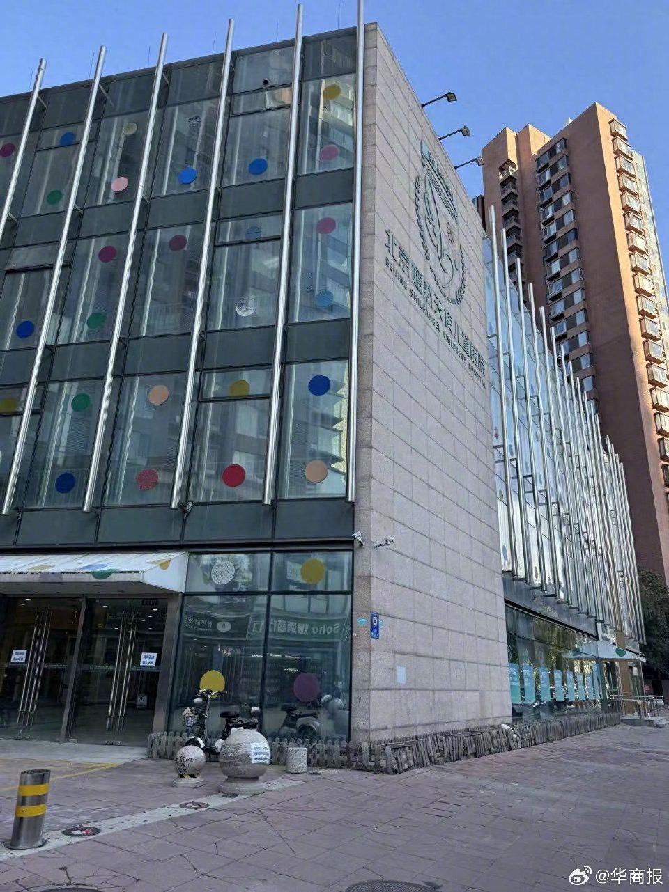 李亞鵬直播熱潮,當情感潮水退去,嫣然醫院能否走出結構性困境,仍是這波「善意消費」之後,真正的問題。圖/取自華商報微博