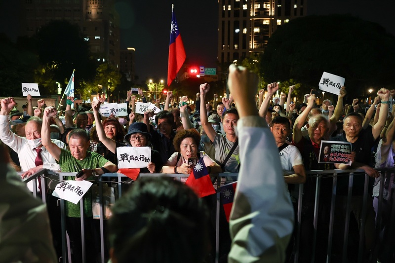 國民黨中央17日晚間號召黨公職及支持群眾赴北檢外聚集抗議司法不公，許多支持者到場響應，眾人隨著現場口號吶喊，振臂呼應。圖/中央社